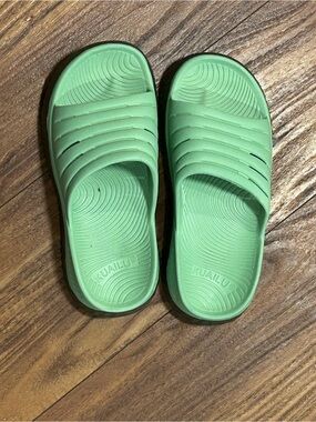 KUAILEU Light Green Slide Sandals for Women
